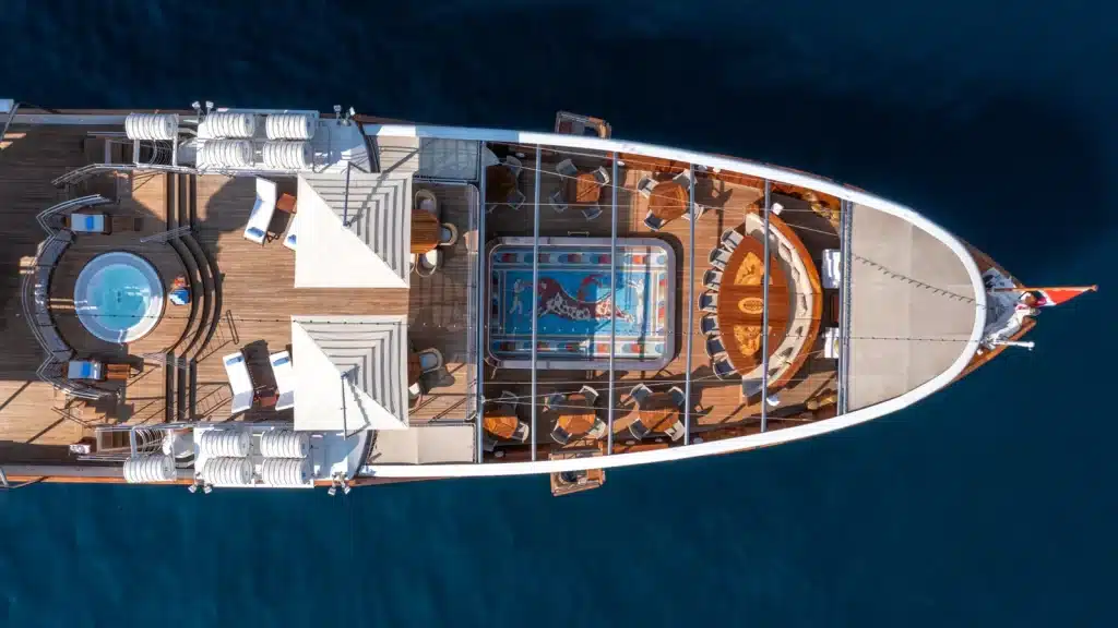 Christina O, 1943 yılında Kanada'da Vickers tersanesinde inşa edildi.