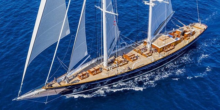 Kanadalı milyarder dev yelkenlisi Meteor ile Bodrum’da