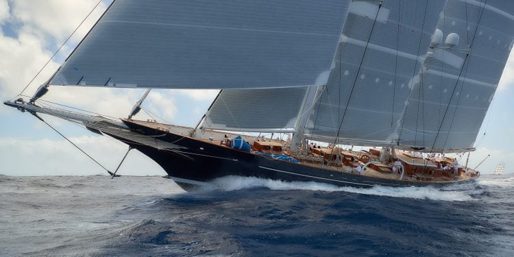 Kanadalı milyarder dev yelkenlisi Meteor ile Bodrum’da