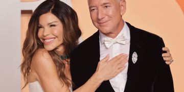 Jeff Bezos’un Süperyatı Koru’da Düğün Hazırlığı: Şişme Timsahlar Planları Değiştirdi!