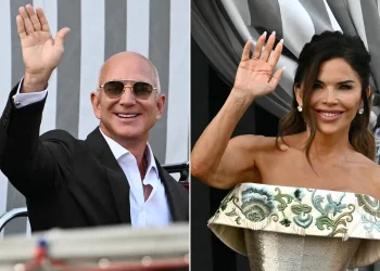 Jeff Bezos ve Lauren Sánchez’in Venedik Düğünü Başladı: Koru Yatında Konuklar, Altın Elbise, 30 Teknelik Konvoy!