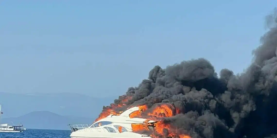 Bodrum Türkbükü’nde Demirli Yatta Yangın: Melinay Tamamen Yandı