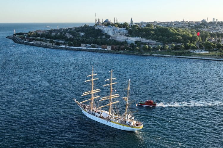 Romanya’nın Askeri Eğitim Gemisi Mircea, İstanbul Boğazı’ndan Geçti