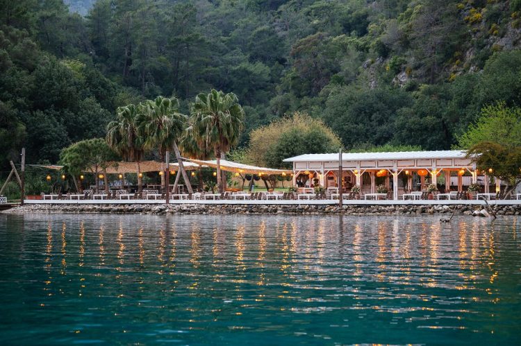 Tekneyle Ulaşılan Masa Rehberi: Göcek ve Fethiye’nin Saklı Lezzet Durakları