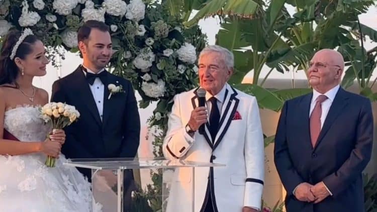 Kuşadası Marina Müdürü’nün Oğlu Evlendi: Rahmi Koç’tan “Evlilikte 50-50” Öğüdü