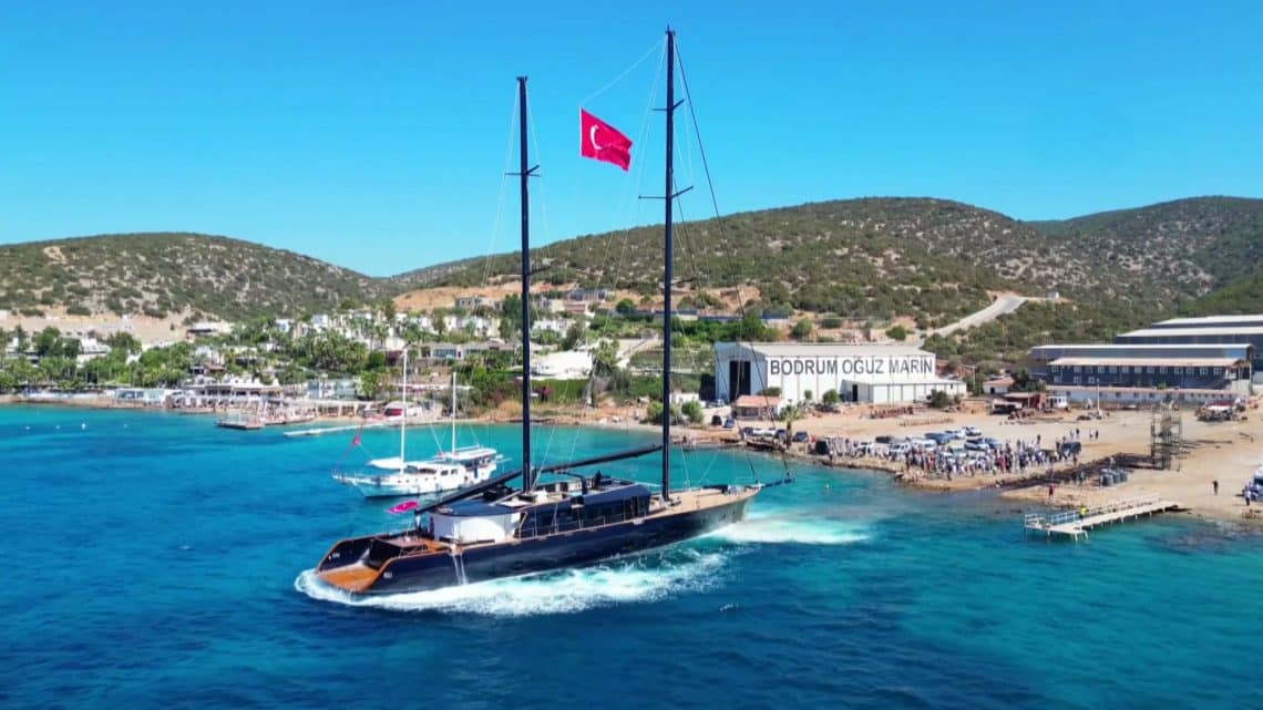 Oğuz Khan Bodrum’da Suya İndirildi: 50,5 Metrelik Yelkenli Lüks Detaylarla Tanıtıldı