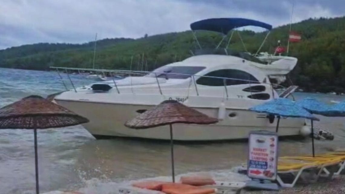 Muğla Sahillerinde Lodos ve Sağanak Etkili Oldu: Akbük’te Tekne Karaya Oturdu