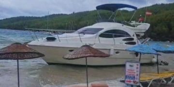 Muğla Sahillerinde Lodos ve Sağanak Etkili Oldu: Akbük’te Tekne Karaya Oturdu