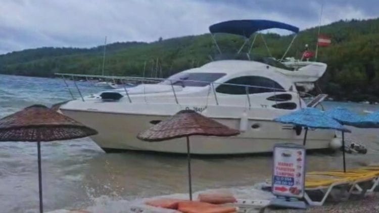 Muğla Sahillerinde Lodos ve Sağanak Etkili Oldu: Akbük’te Tekne Karaya Oturdu
