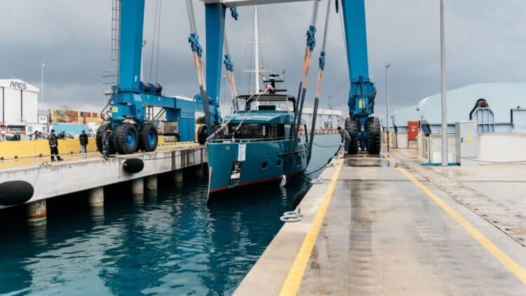 Bering 78 Explorer Yatı Slow Ride Denize İndirildi