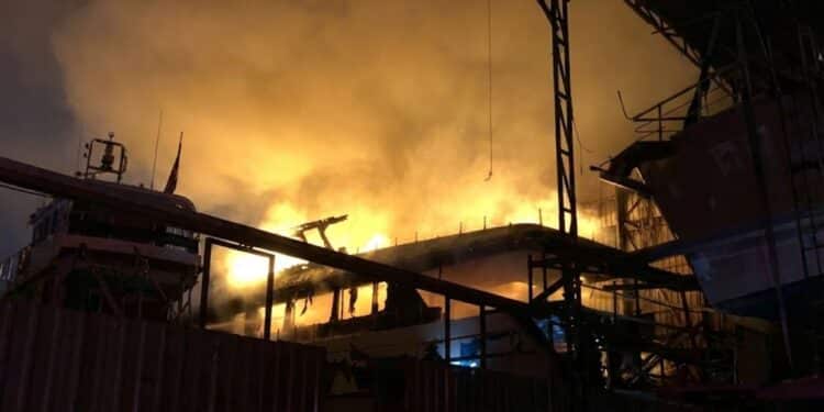 Fethiye’de tersanede yapımı süren teknede yangın