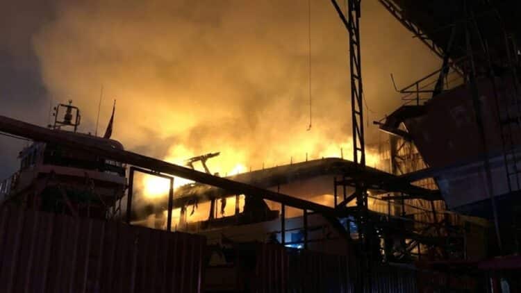 Fethiye’de tersanede yapımı süren teknede yangın