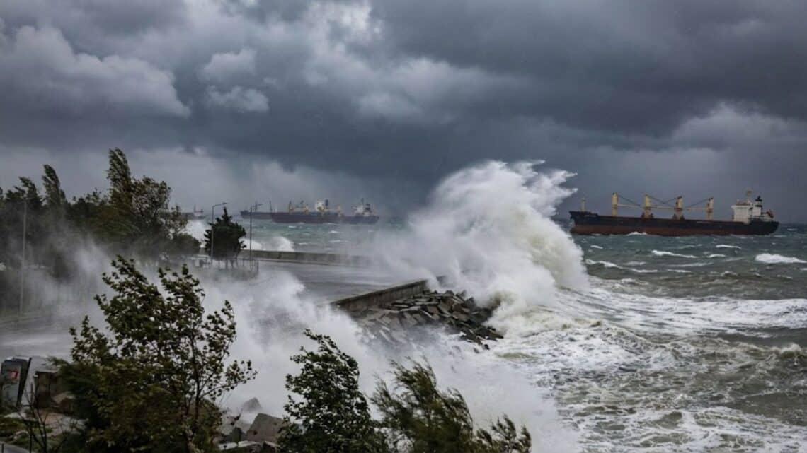 Lodosun Etkisi Büyüyor: Marmara’da Dalga Boyu 4 Metreye Yaklaştı