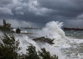 Lodosun Etkisi Büyüyor: Marmara’da Dalga Boyu 4 Metreye Yaklaştı