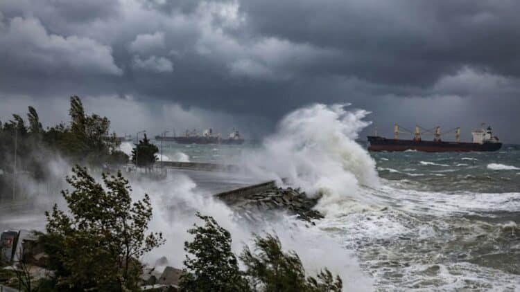 Lodosun Etkisi Büyüyor: Marmara’da Dalga Boyu 4 Metreye Yaklaştı