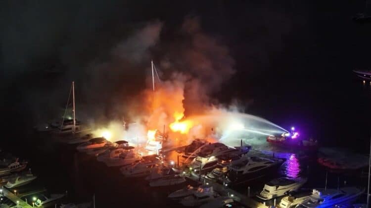 Sydney’de Spit Marina’da Yat Yangını: 3 Yat Battı, 1 Yat Ağır Hasar Aldı