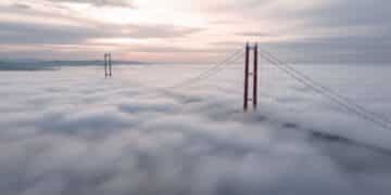Çanakkale Boğazı’nda yoğun sis deniz trafiğini geçici olarak durdurdu
