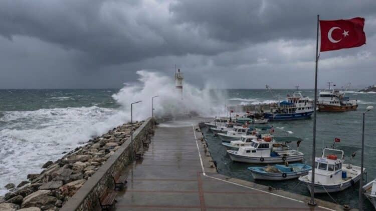 Ege’de 1000 hPa’lık Alçak Basınç Etkili: Denizlerde Fırtına ve Yüksek Dalga Uyarısı