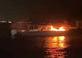 Kadıköy Açıklarında Tekne Yangını: 4 Kişi Tahliye Edildi